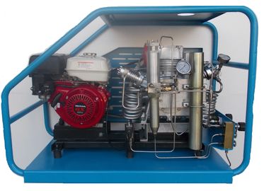 O gás pôs o mergulhador que reciproca os cilindros de enchimento do compressor de ar em casa ou no laboratório